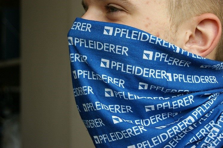 Pfleiderer Buff Tücher Man sieht eine Person mit einem blauen Bufftuch, welches das Pfleiderer Logo trägt.