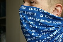 Pfleiderer Buff Tücher Man sieht eine Person mit einem blauen Bufftuch, welches das Pfleiderer Logo trägt.