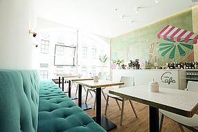 Café mit individuell gestalteter Wandbekleidung