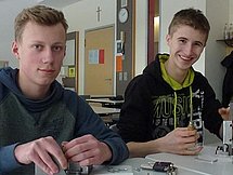 Auszubildende an der Realschule Berching Zwei Auszubildende sitzen an einem Tisch und schrauben an kleinen Geräten.