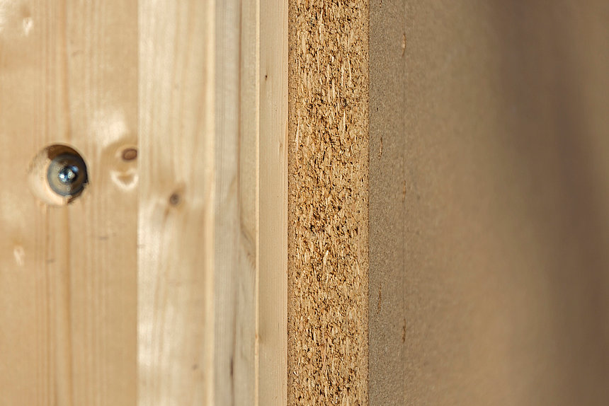Pannelli a base di legno di Pfleiderer anche nell'uso verticale a parete. Vista dettagliata dell'uso verticale del legno di Pfleiderer Engineered Wood nella costruzione di pareti.