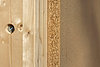 Detailní pohled na dřevěné desky Pfleiderer ve zdi.
