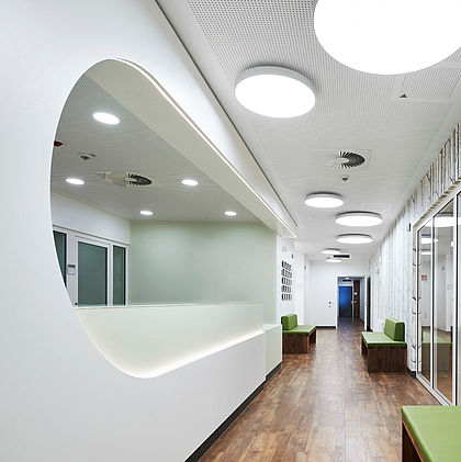 Innenarchitektur mit Elementen der Natur Die ansprechende Innenarchitektur der Klinik durch Elemente der Natur.