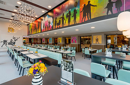 Durpoal HPL in the application The restaurant area of the CityStar Youth Hostel Pirmasens with Duropal HPL in an individual print.