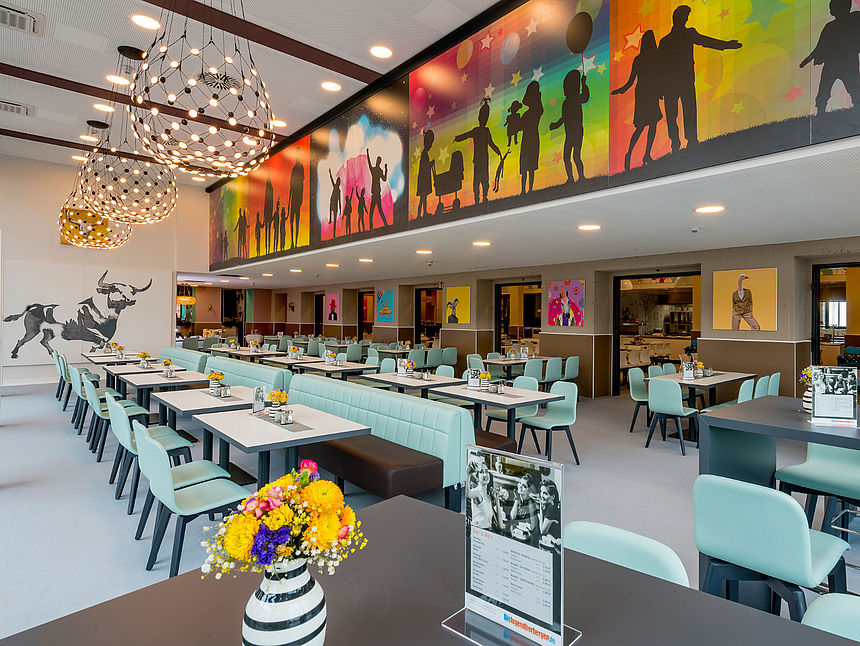 Durpoal HPL in the application The restaurant area of the CityStar Youth Hostel Pirmasens with Duropal HPL in an individual print.