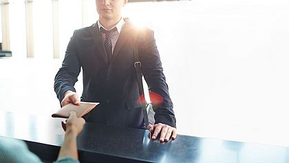 Person am Check-in-Schalter