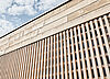 Das Bild zeigt die Holzfassade des Gebäudes