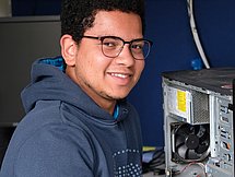 Ein junger Mann repariert einen PC