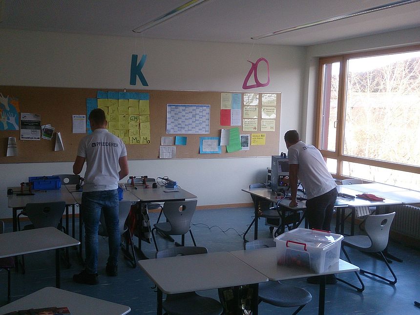 Unsere Auszubildenden bei den Vorbereitungen im Klassenzimmer. Unsere Auszubildenden bei den Vorbereitungen im Klassenzimmer.