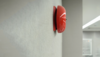 Alarme incendie rouge sur un mur de couloir