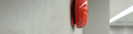 Cloche rouge d'alarme incendie sur un mur de couloir