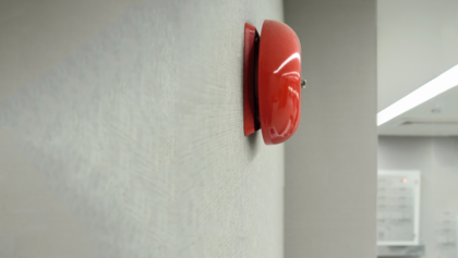 Rote Feueralarm-Glocke an einer Flurwand Rote Feueralarm-Glocke an einer Flurwand