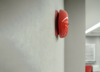 Rote Feueralarm-Glocke an einer Flurwand
