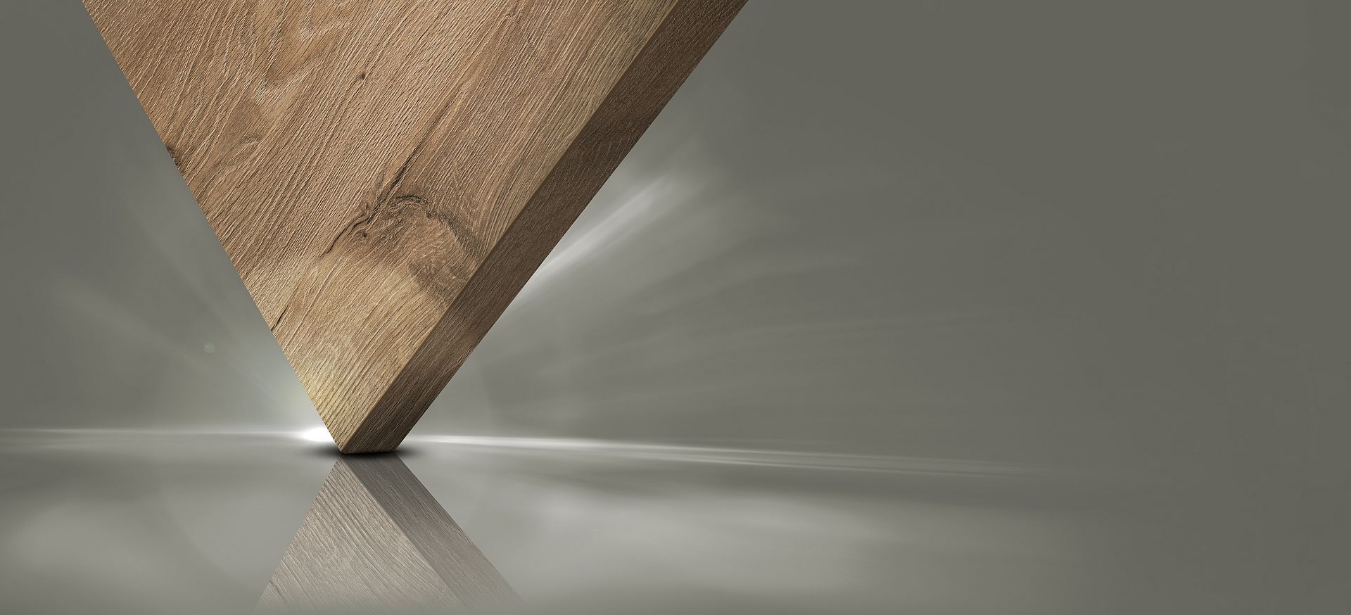 一块带有同步纹理和橡木饰面的装饰板立在角落，其下方是光滑且具有反射效果的表面。