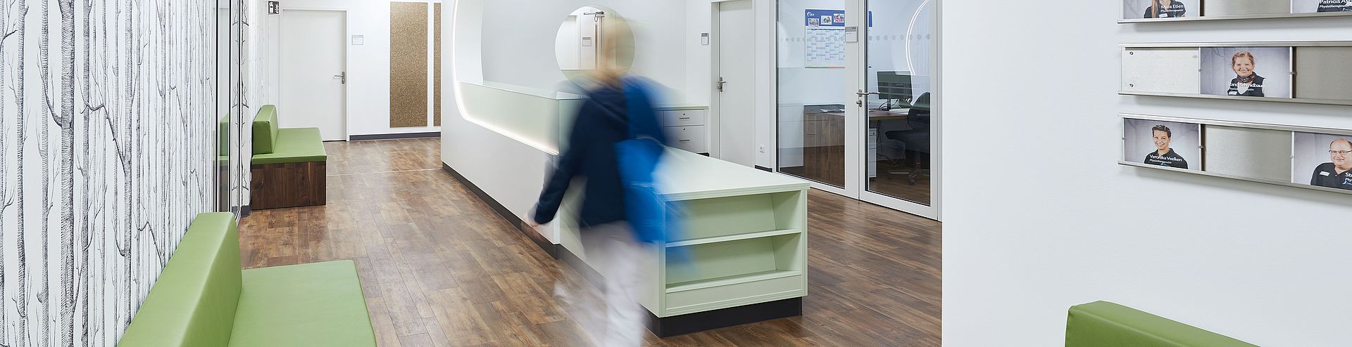 Korytarz szpitalny ze stanowiskiem pielęgniarek w nowoczesnym, białym stylu