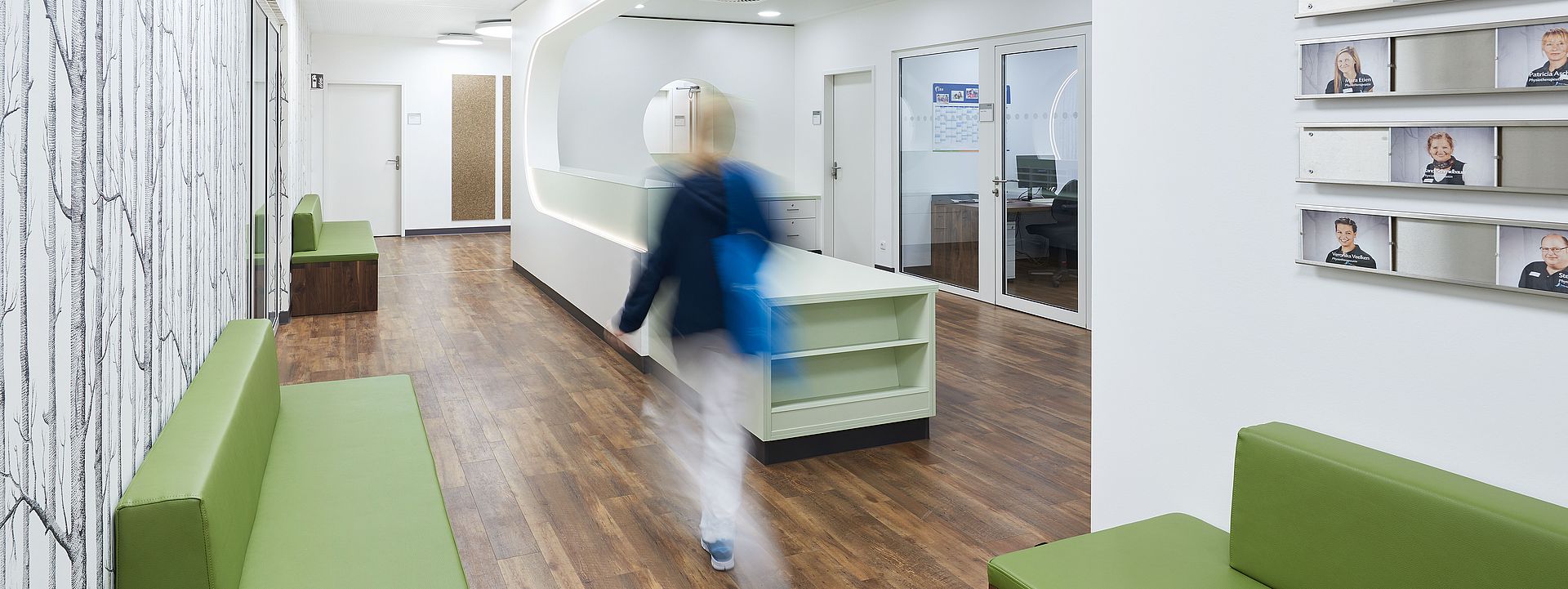 现代化白色设计的护士站所在的诊所走廊 现代化白色设计的护士站所在的诊所走廊