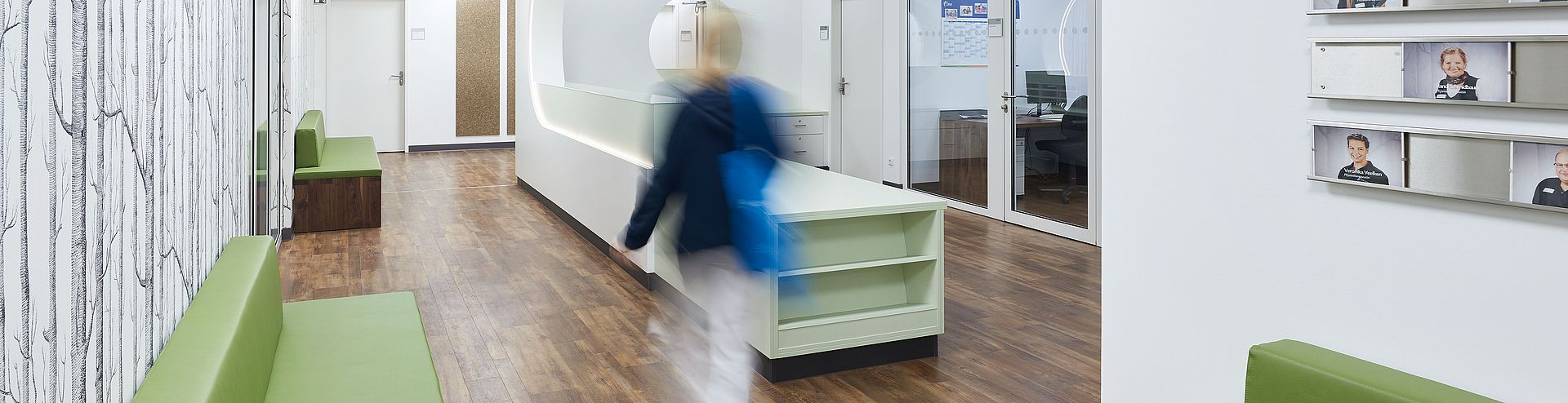 Klinik-Flur mit Schwesternstation in modernem, weißem Design