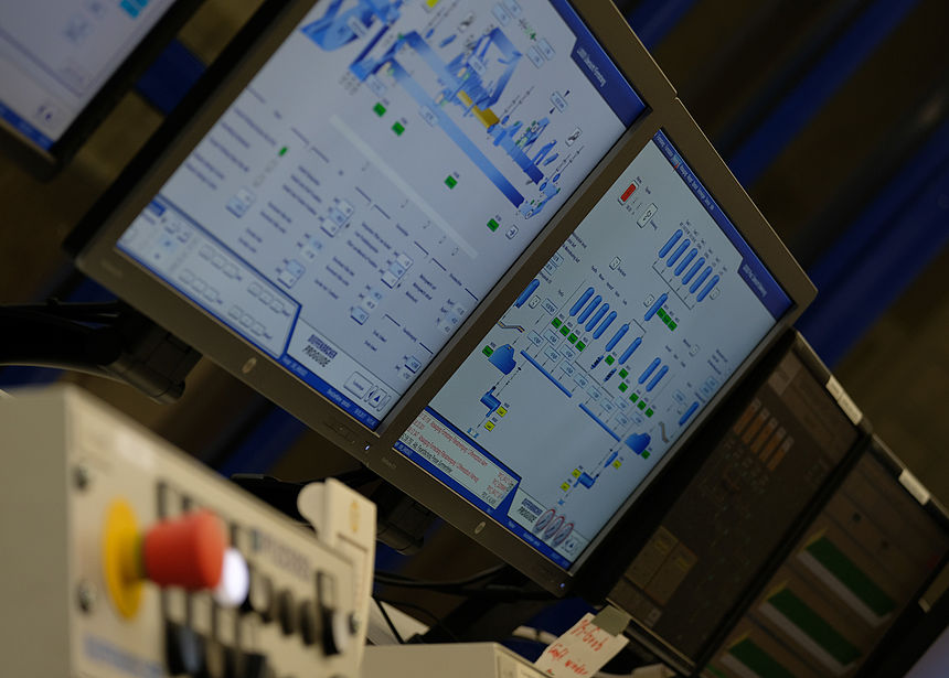 Internship The picture shows the screens in the control room of a chipboard press.