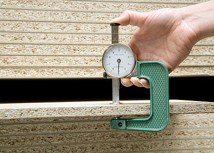 The quality philosophy plays a major role at Pfleiderer. The thickness measuring experience of raw particle boards by means of a thickness gauge.