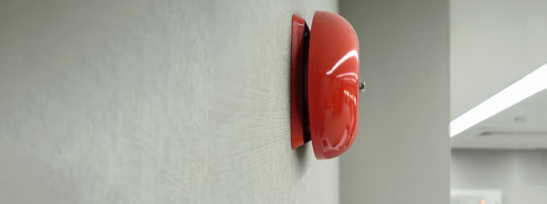 Rote Feueralarm-Glocke an einer Flurwand Rote Feueralarm-Glocke an einer Flurwand