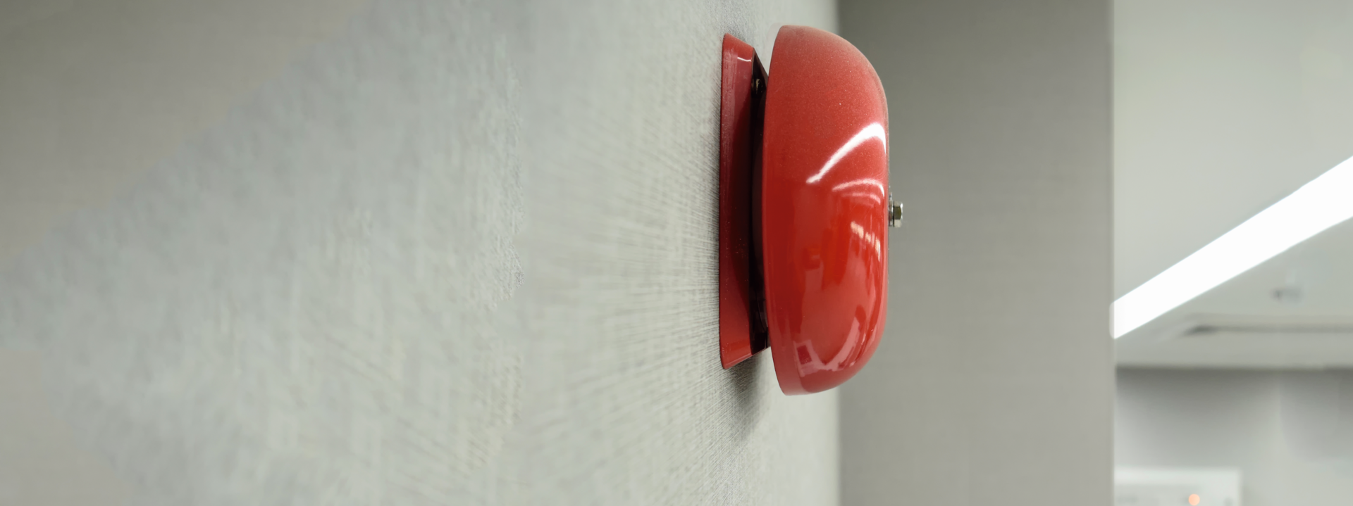 Rote Feueralarm-Glocke an einer Flurwand Rote Feueralarm-Glocke an einer Flurwand