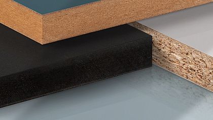 verschiedene Lackplatten gestapelt