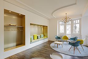 Wartezimmer mit Sitznische und Garderobe