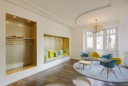 Wartezimmer mit Sitznische und Garderobe