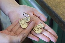 Muttertagsherzen Man sieht 2 goldene Herzen in den Händen einer Person liegen