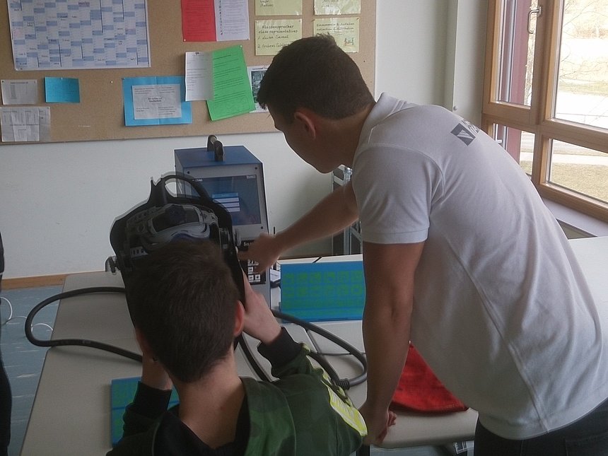 Unser Auszubildender zum Industriemechaniker gemeinsam mit einem Schüler am Digitalen Schweißgerät. Unser Auszubildender zum Industriemechaniker gemeinsam mit einem Schüler am Digitalen Schweißgerät.