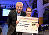 Cheque handed over by Stefan Zinn to the ambassador of Plant-for-the-Planet | ©Pfleiderer Deutschland GmbH
