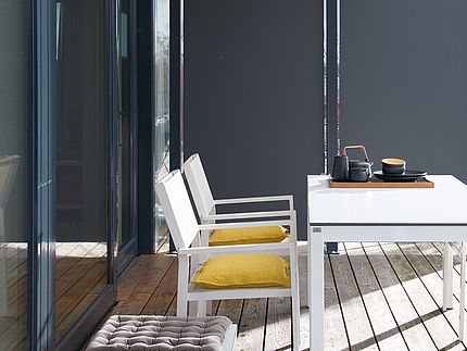 Venkovní nábytek Slunná terasa s venkovním nábytkem a přepážkou z kompaktního XTerior.