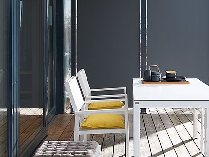 Buitenmeubilair Terras uitgerust met meubilair gemaakt van XTerior compact door Pfleiderer.