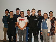 Gruppenfoto der Absolventen Gruppenfoto der Absolventen und ihrer Ausbilder vor einer weißen Wand