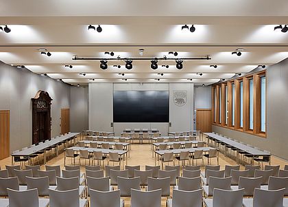 Nuovo Municipio Ufficio di Bernau La foto mostra la sala grande del nuovo municipio. Presenta un grande schermo, materiali leggeri e alcuni elementi in legno.