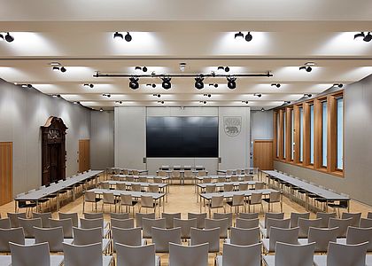 Nieuw stadhuis Bernau Kantoor De foto toont de grote zaal van het nieuwe stadhuis. Hij is voorzien van een groot scherm, lichte materialen en enkele houten elementen.