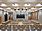 Das Foto zeigt den großen Saal des neuen Rathauses. Er verfügt über einen großen Bildschirm, helle Materialien und einige Holzelemente.