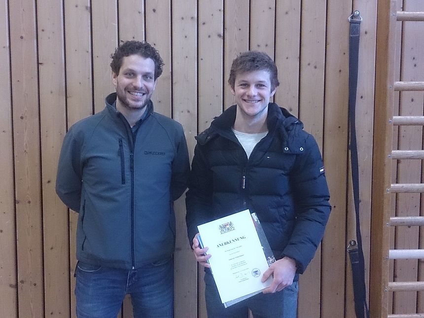 Andreas Scharbauer freute sich zusammen mit Tobias Klesel, Leiter der technischen Ausbildung am Standort Neumarkt, über seine Leistung (Christoph Hecker war leider verhindert). Andreas Scharbauer freute sich zusammen mit Tobias Klesel, Leiter der technischen Ausbildung am Standort Neumarkt, über seine Leistung (Christoph Hecker war leider verhindert).