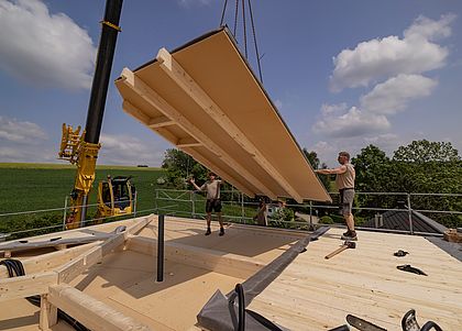 Wand in Tafelbauweise hängt an einem Kran