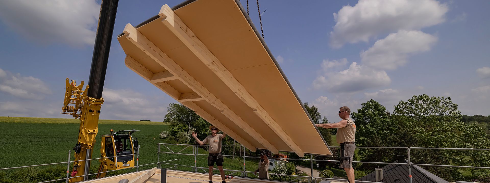 Wand in Tafelbauweise hängt an einem Kran