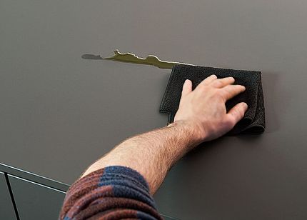 Handdoekje over een oleofoob oppervlak. Handdoekje over een oleofoob oppervlak.