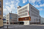 Das Bild zeigt das Äußere des neuen Rathauses von Bernau. Es ist in hellen, neutralen Tönen gestrichen.