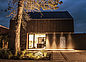 The exterior view of the Göllner reference project at night, with a well set play of lights. 