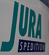Fotoausschnitt des Logos der JURA-Spedition auf der Fahrertür eines LKWs