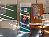 Man sieht einen Austellbanner von Pfleiderer in einem Klassenzimmer. Der Banner zeigt einen Auszubildenden und einen QR-Code.