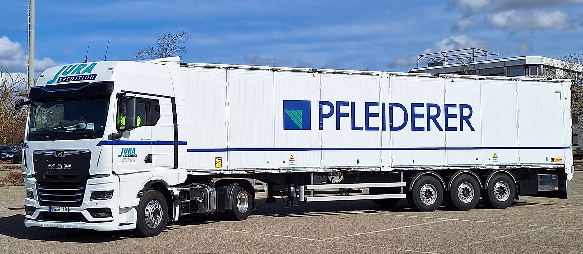 JURA_Spedition_Ansicht_LKW_2023 LKW der JURA-Spedion mit Anhänger in der Seitenansicht