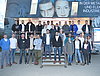 Man sieht ein Gruppenfoto der Teilnehmer der Nacht am Westring, welche vor und in einem Ausstellungsfahrzeug posieren