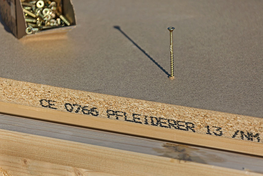 Pfleiderer pannelli a base di legno nell'oggetto di riferimento del magazzino dell'azienda Nütze Vista dettagliata del tetto del magazzino della ditta Nützel.