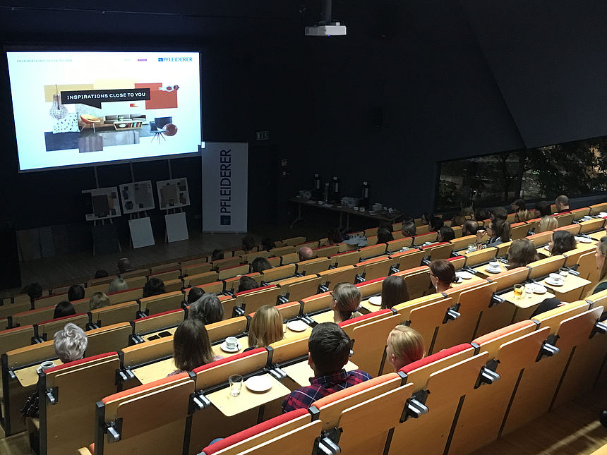 Mehr als 95 Interessierte versammelten sich im Hörsaal. Zur Veranschaulichung des Inhalts der Präsentation wird eine PowerPoint-Präsentation verwendet.