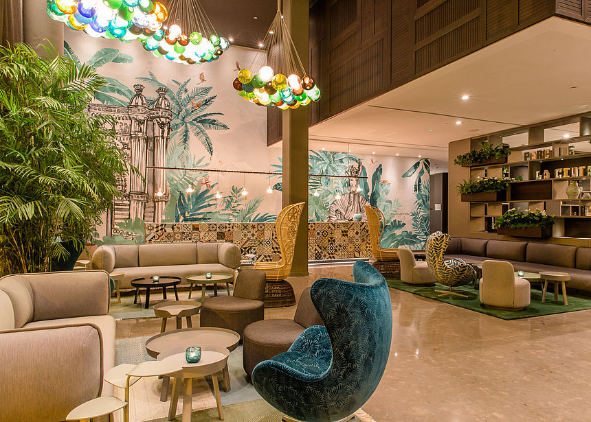 Innenansicht des Motels Orientalische Muster und warme Farben laden zum Verweilen in der Lobby ein.